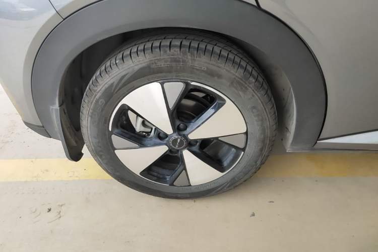 Used BYD Dolphin 2023 420 km Fashion Edition Right Rear Wheel Hub
