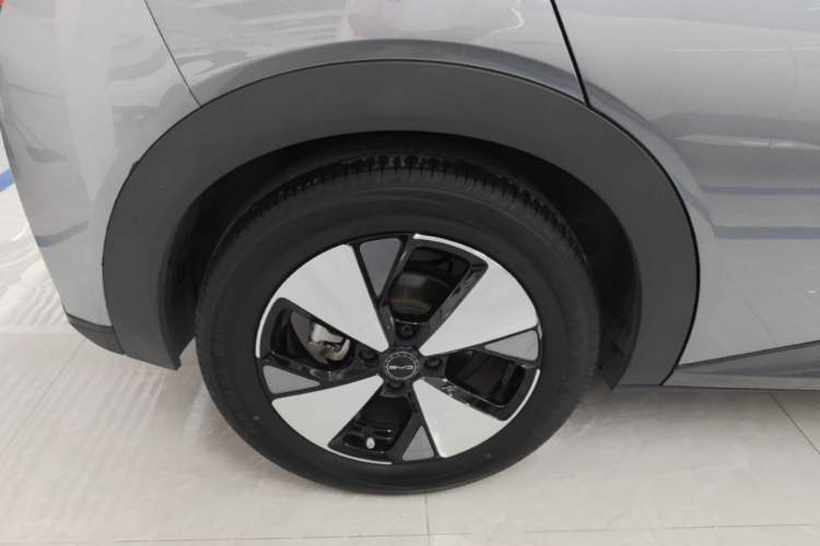 Used BYD Dolphin 2023 420 km Fashion Edition Right Rear Wheel Hub