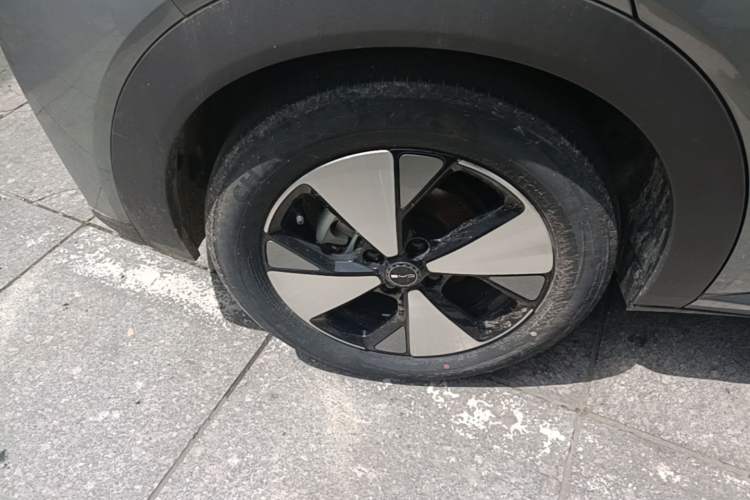 Used BYD Dolphin 2023 420 km Fashion Edition Right Rear Wheel Hub