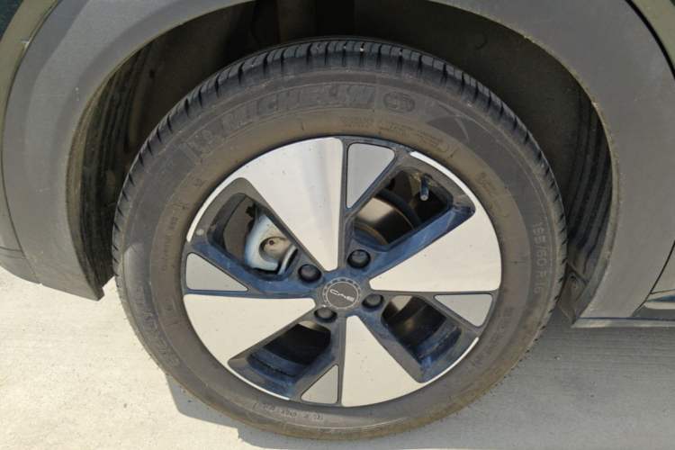 Used BYD Dolphin 2023 420 km Fashion Edition Right Rear Wheel Hub