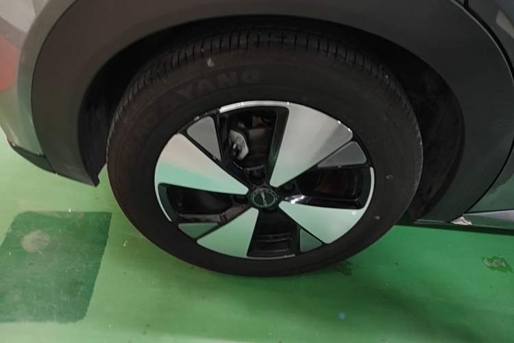 Used BYD Dolphin 2023 420 km Fashion Edition Right Rear Wheel Hub