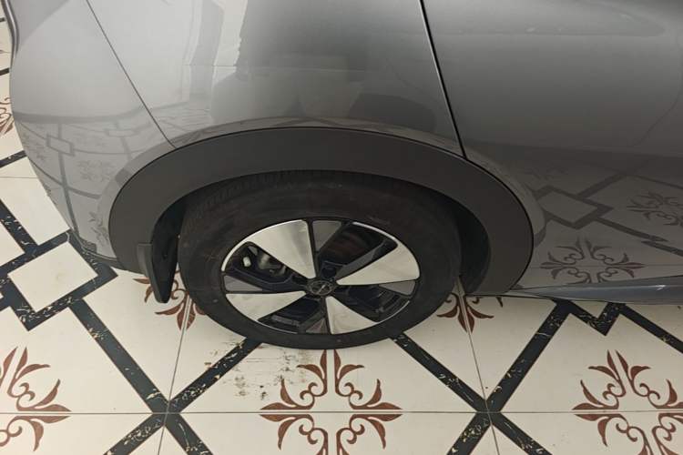 Used BYD Dolphin 2023 420 km Fashion Edition Right Rear Wheel Hub