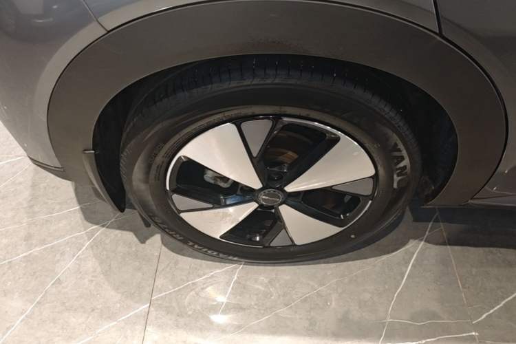 Used BYD Dolphin 2023 420 km Fashion Edition Right Rear Wheel Hub