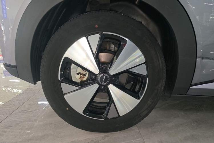 Used BYD Dolphin 2023 420 km Fashion Edition Right Rear Wheel Hub
