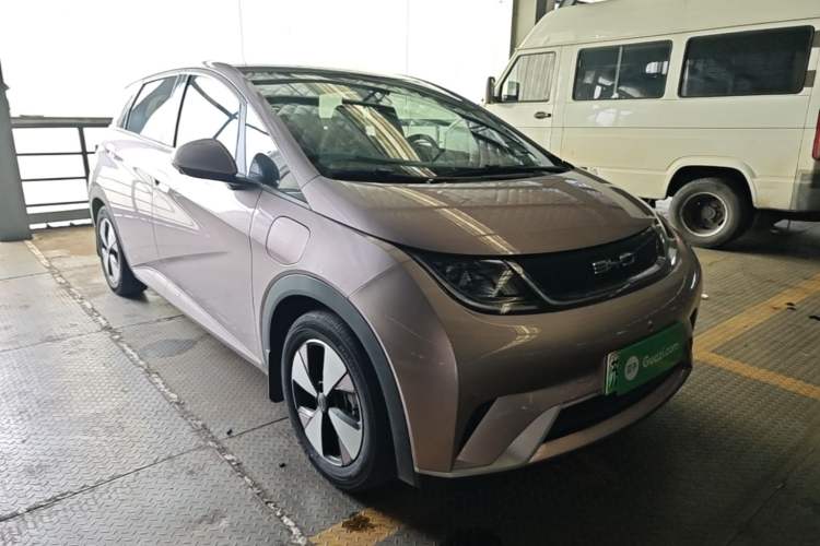 Used BYD Dolphin 2023 420 km Fashion Edition Front Right 45 Deg