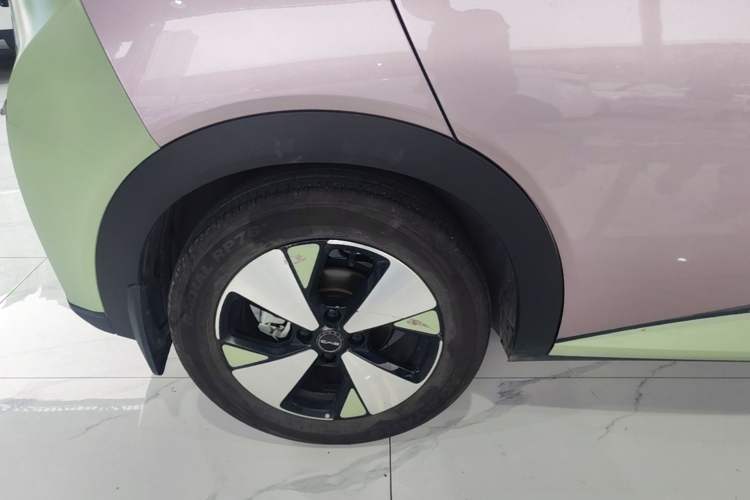 Used BYD Dolphin 2023 420 km Fashion Edition Right Rear Wheel Hub