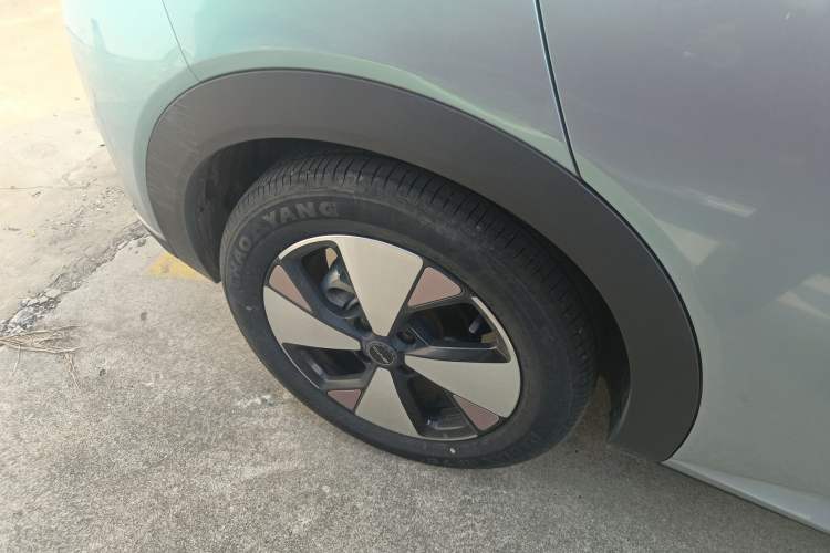 Used BYD Dolphin 2023 420 km Fashion Edition Right Rear Wheel Hub