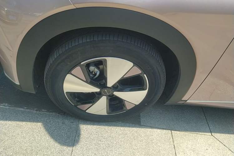 Used BYD Dolphin 2023 420 km Fashion Edition Left Front Wheel Hub