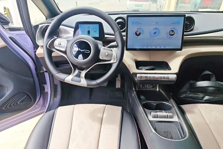 Used BYD Dolphin 2023 420 km Fashion Edition Audio And AC Panel