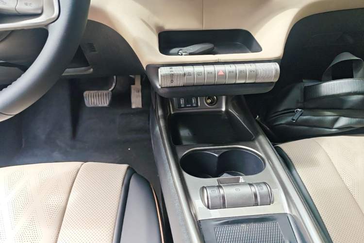 Used BYD Dolphin 2023 420 km Fashion Edition Gear Lever