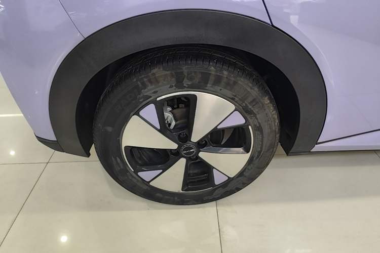 Used BYD Dolphin 2023 420 km Fashion Edition Right Rear Wheel Hub