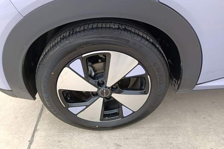 Used BYD Dolphin 2023 420 km Fashion Edition Right Rear Wheel Hub