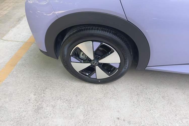 Used BYD Dolphin 2023 420 km Fashion Edition Right Rear Wheel Hub