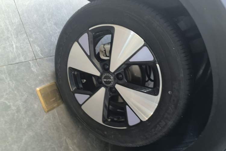 Used BYD Dolphin 2023 420 km Fashion Edition Right Rear Wheel Hub