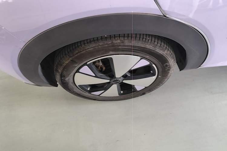 Used BYD Dolphin 2023 420 km Fashion Edition Right Rear Wheel Hub