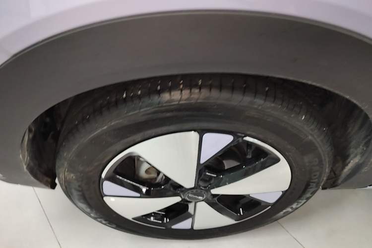 Used BYD Dolphin 2023 420 km Fashion Edition Right Rear Wheel Hub