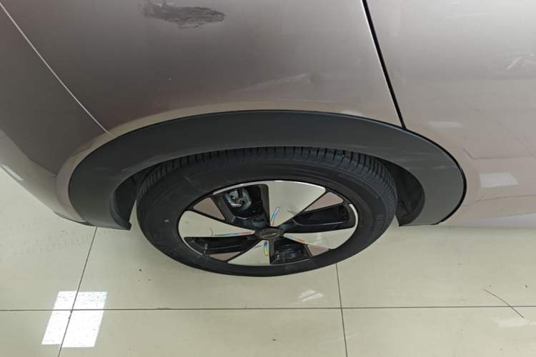 Used BYD Dolphin 2023 420 km Fashion Edition Right Rear Wheel Hub
