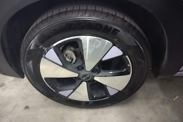 Used BYD Dolphin 2023 420 km Fashion Edition Right Rear Wheel Hub