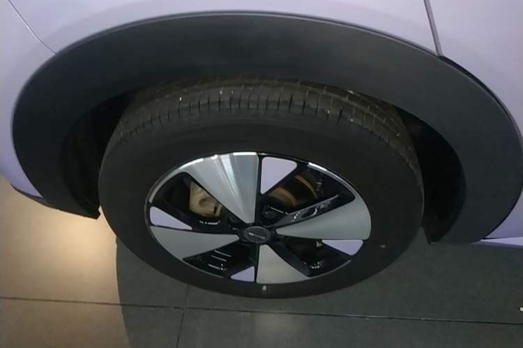 Used BYD Dolphin 2023 420 km Fashion Edition Right Rear Wheel Hub