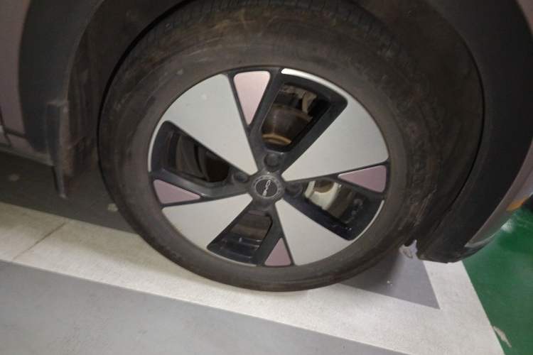 Used BYD Dolphin 2023 420 km Fashion Edition Right Front Wheel Hub