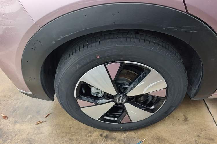 Used BYD Dolphin 2023 420 km Fashion Edition Right Rear Wheel Hub