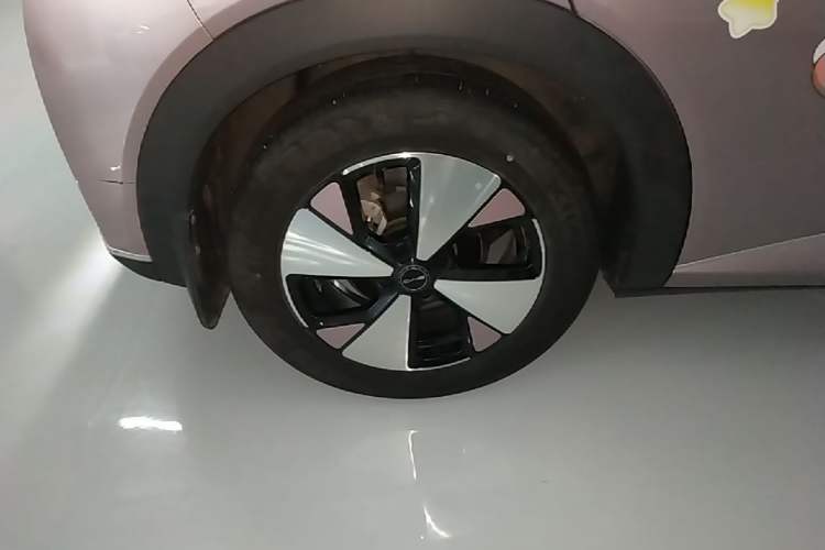 Used BYD Dolphin 2023 420 km Fashion Edition Right Rear Wheel Hub