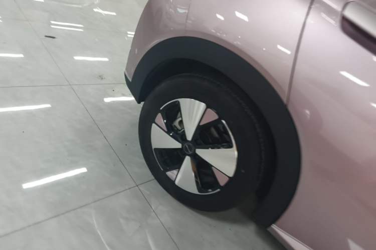 Used BYD Dolphin 2023 420 km Fashion Edition Right Rear Wheel Hub