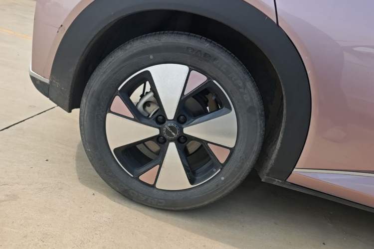 Used BYD Dolphin 2023 420 km Fashion Edition Right Rear Wheel Hub