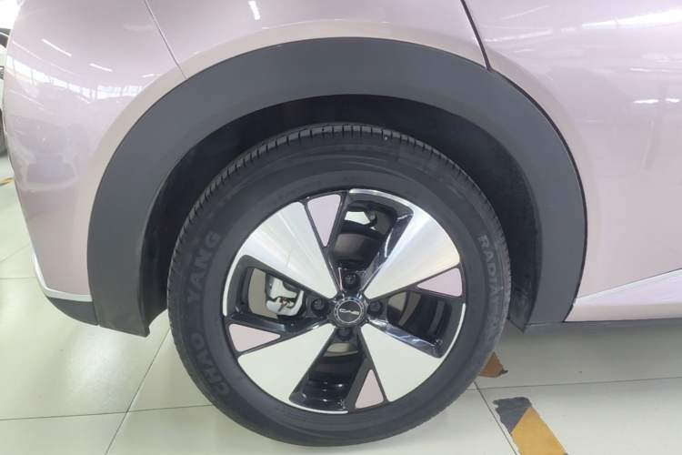 Used BYD Dolphin 2023 420 km Fashion Edition Right Rear Wheel Hub