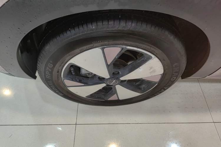 Used BYD Dolphin 2023 420 km Fashion Edition Right Rear Wheel Hub