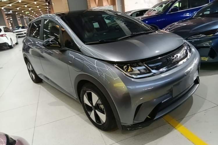 Used BYD Dolphin 2023 420 km Fashion Edition Front Right 45 Deg