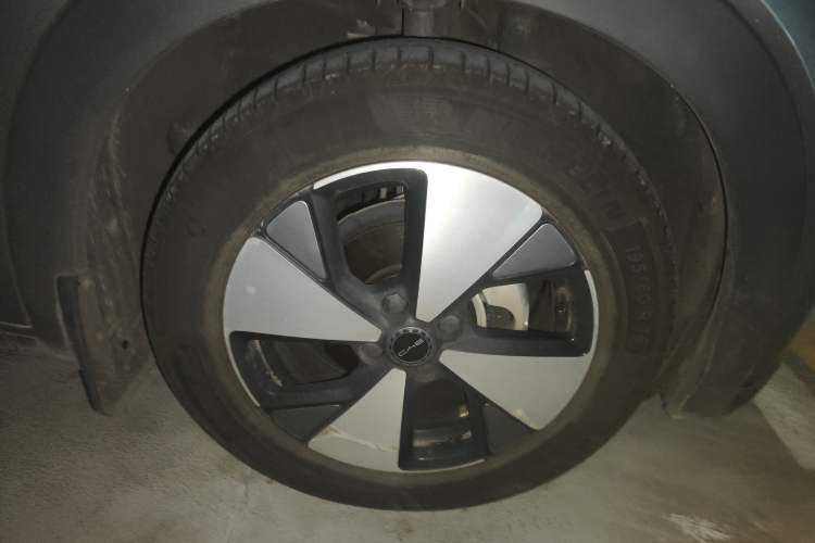 Used BYD Dolphin 2023 420 km Fashion Edition Right Front Wheel Hub