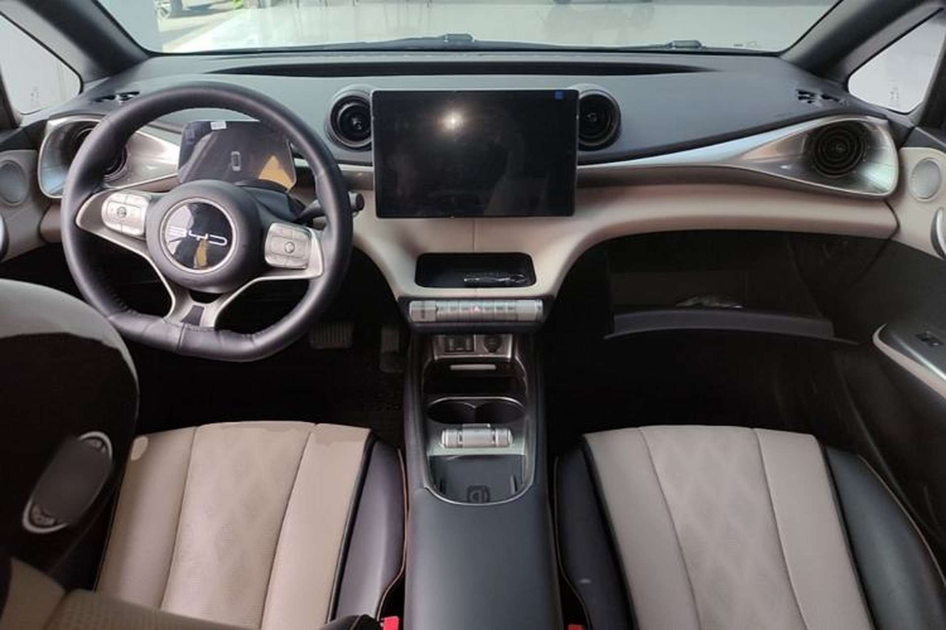 Used BYD Dolphin 2023 420 km Fashion Edition Center Console