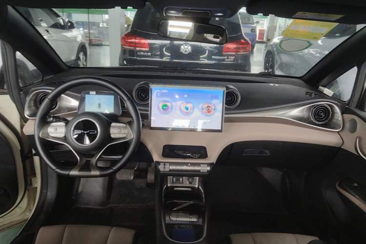 Used BYD Dolphin 2023 420 km Fashion Edition Center Console