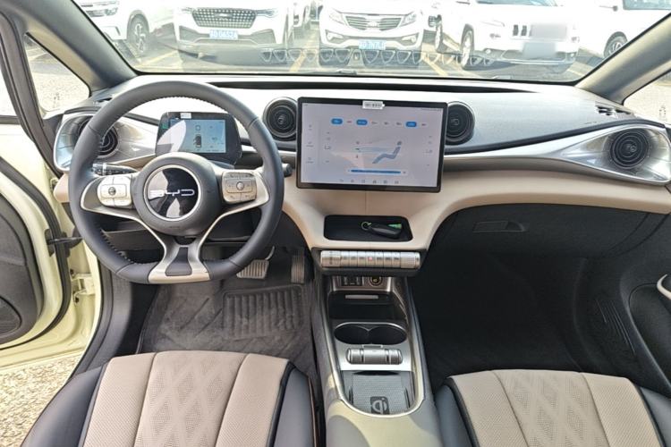 Used BYD Dolphin 2023 420 km Fashion Edition Center Console