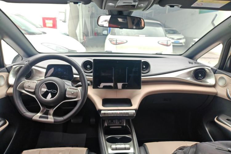 Used BYD Dolphin 2023 420 km Fashion Edition Center Console