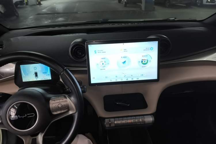 Used BYD Dolphin 2023 420 km Fashion Edition Center Console