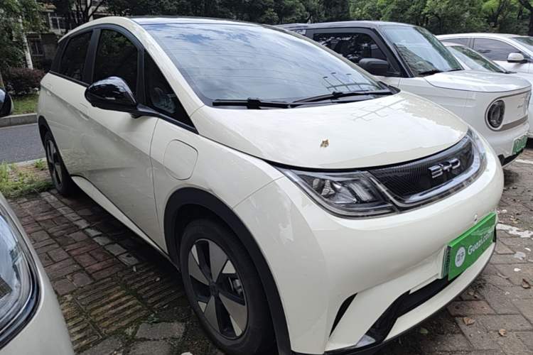Used BYD Dolphin 2023 420 km Fashion Edition Front Right 45 Deg
