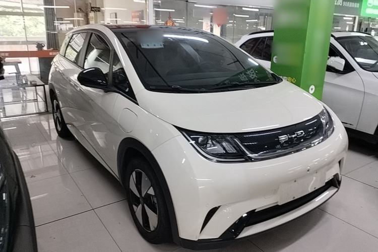 Used BYD Dolphin 2023 420 km Fashion Edition Front Right 45 Deg