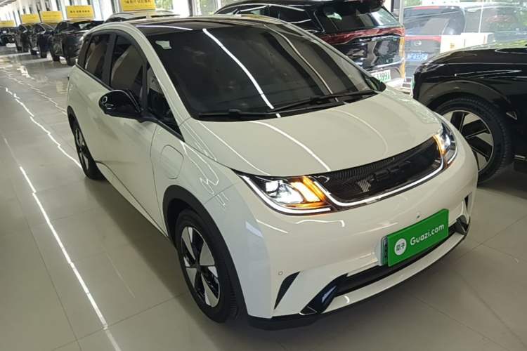 Used BYD Dolphin 2023 420 km Fashion Edition Front Right 45 Deg