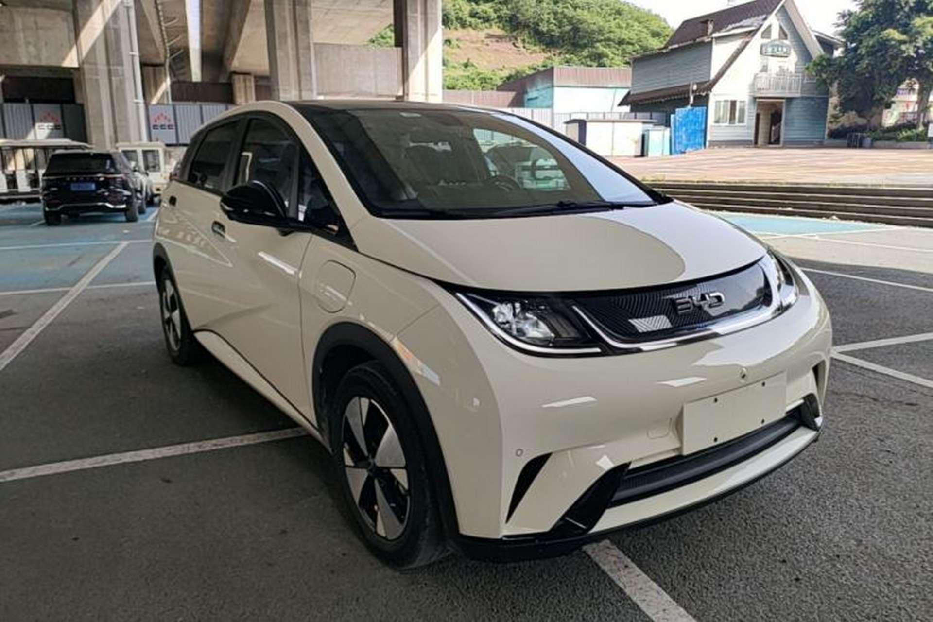 Used BYD Dolphin 2023 420 km Fashion Edition Front Right 45 Deg