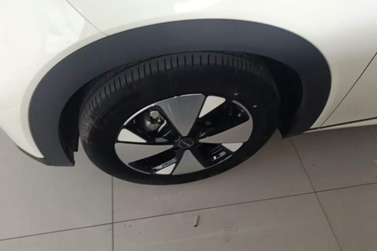 Used BYD Dolphin 2023 420 km Fashion Edition Left Front Wheel Hub