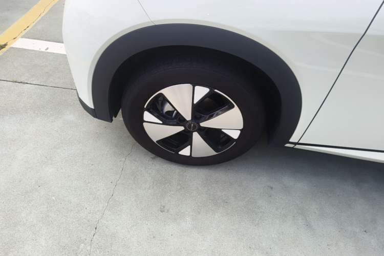 Used BYD Dolphin 2023 420 km Fashion Edition Left Front Wheel Hub