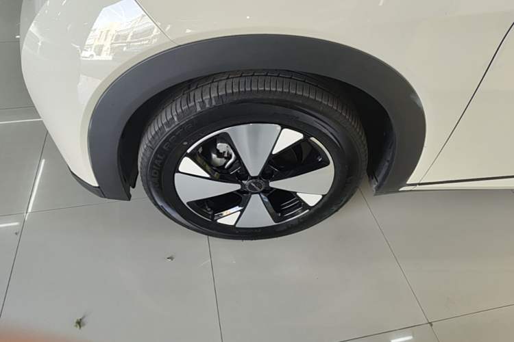 Used BYD Dolphin 2023 420 km Fashion Edition Left Front Wheel Hub