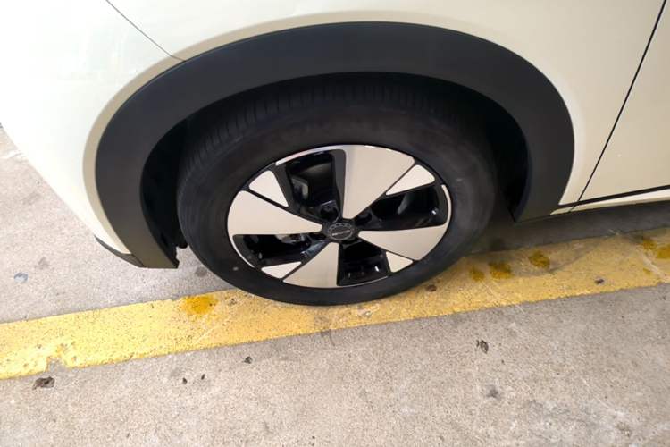 Used BYD Dolphin 2023 420 km Fashion Edition Left Front Wheel Hub