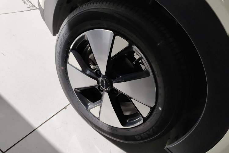 Used BYD Dolphin 2023 420 km Fashion Edition Right Rear Wheel Hub