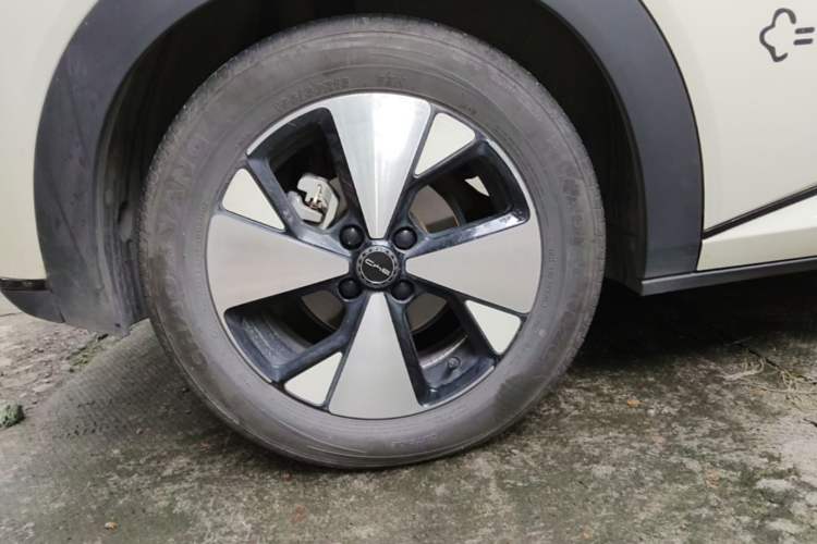 Used BYD Dolphin 2023 420 km Fashion Edition Right Rear Wheel Hub