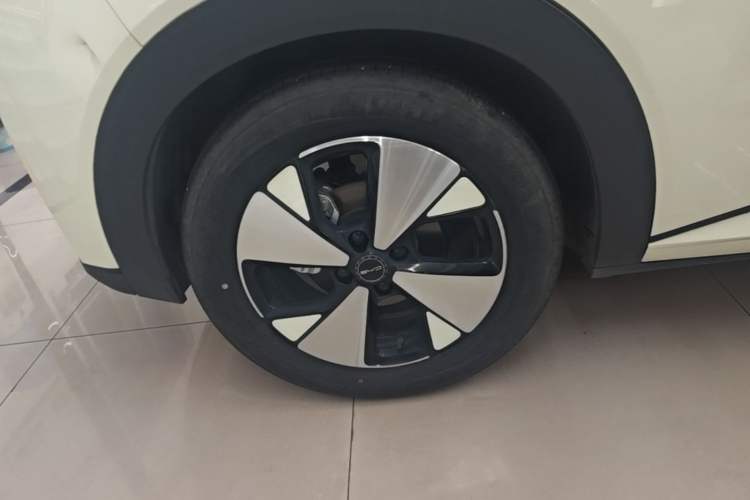 Used BYD Dolphin 2023 420 km Fashion Edition Right Rear Wheel Hub