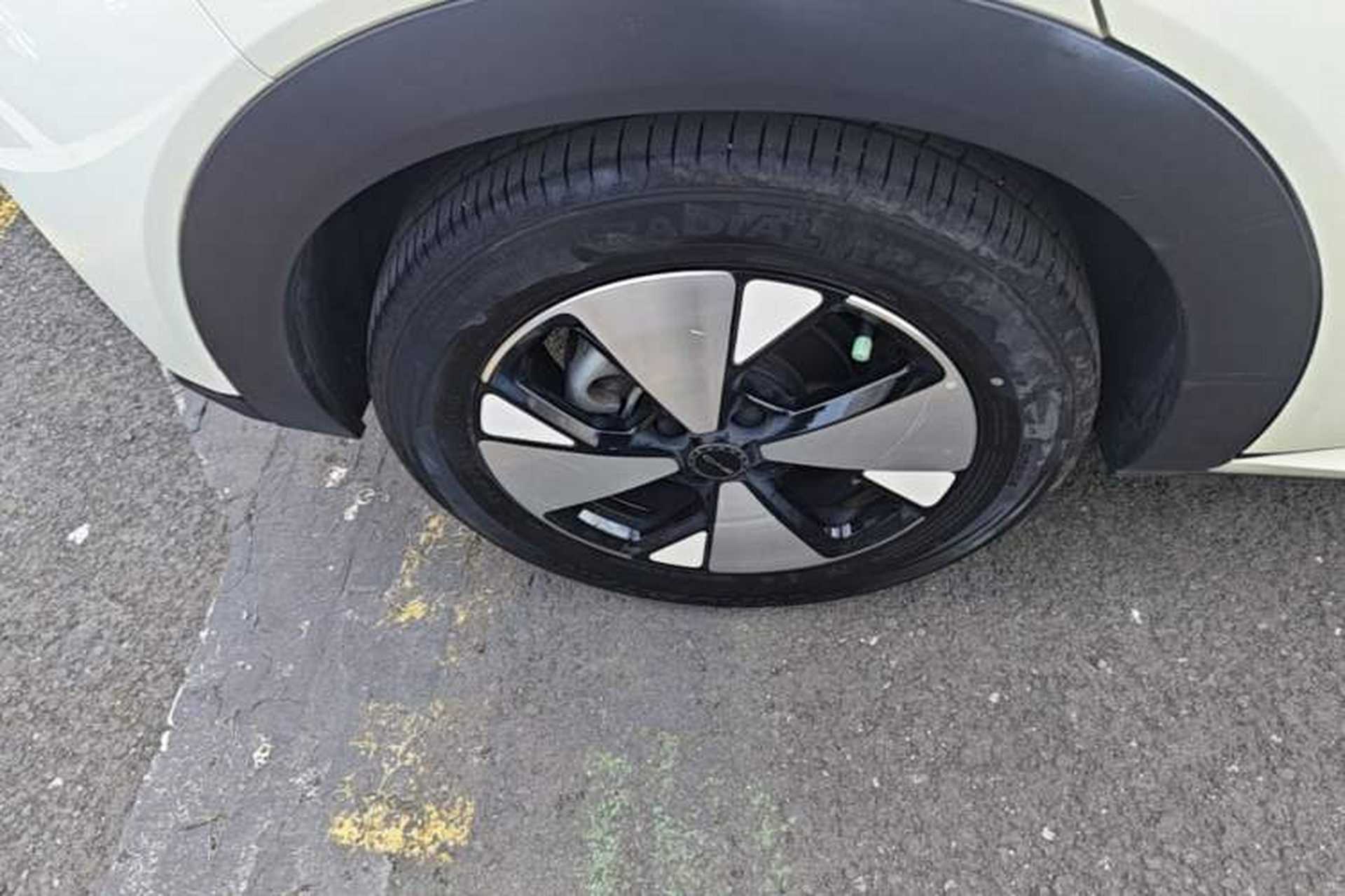 Used BYD Dolphin 2023 420 km Fashion Edition Right Rear Wheel Hub