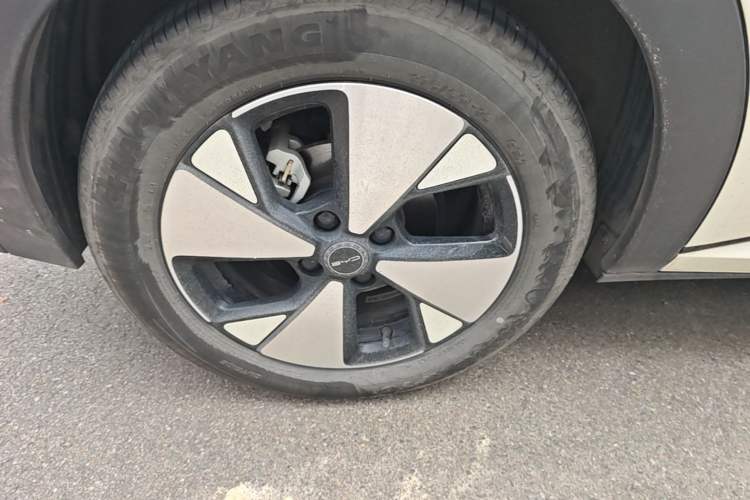 Used BYD Dolphin 2023 420 km Fashion Edition Right Rear Wheel Hub